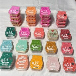 LOT of 31 Scentsy Vibrant Wax Melts Collection